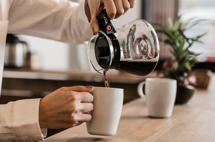コーヒーを注ぐ