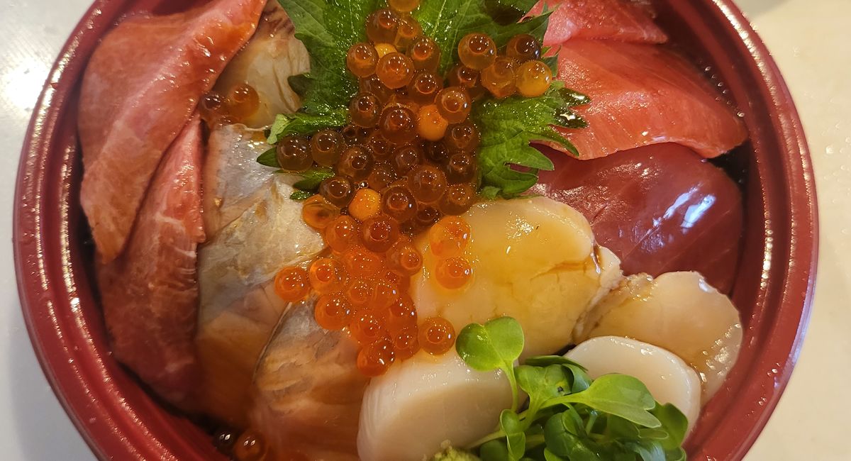 写真は海鮮丼テイクアウト800円