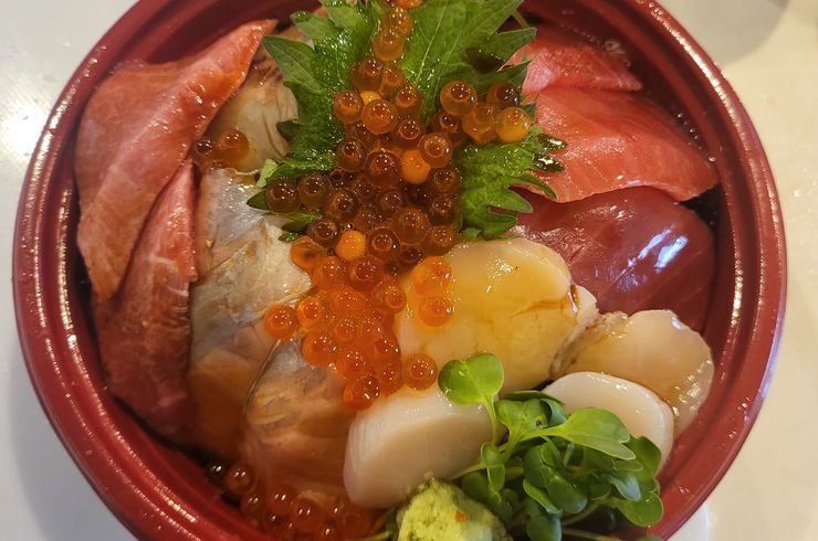 写真は海鮮丼テイクアウト800円