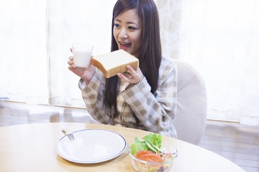 食べる女性